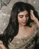 kalyani-priyadarshan-in-off-shoulder-gown-dress-golden-colour-photos-003