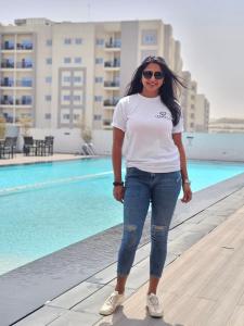 kanika-in-blue-jesna-and-white-tshirt-style-photos-001
