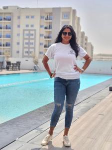 kanika-in-blue-jesna-and-white-tshirt-style-photos-002