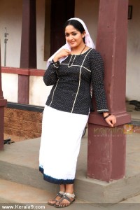 8766kavya_madhavan_photos_00-013