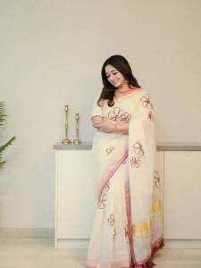 kavya-madhavan-in-Off-white-raditional-Kerala-inspired-modern-Saree-hand-embroidered-Matching-cream-colored-elbow-length-blouse-