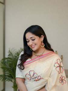 kavya-madhavan-in-Off-white-raditional-Kerala-inspired-modern-Saree-hand-embroidered-Matching-cream-colored-elbow-length-blouse-001