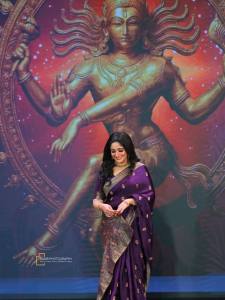 kavyamadhavan-in-violet-saree-photos-003
