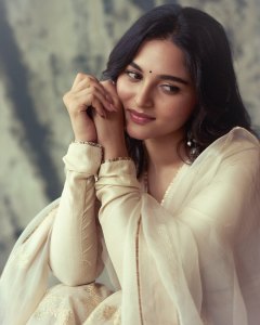 kayadu-lohar-in-Muted-ivory-off-white-and-pale-gold-tones-Elegant-ethnic-Sharara-and-softly-defined-eyes-with-thin-black-eyeliner-and-nude-pink-satin-lipstick-002