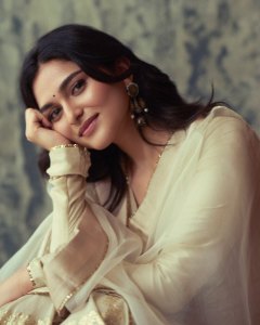 kayadu-lohar-in-Muted-ivory-off-white-and-pale-gold-tones-Elegant-ethnic-Sharara-and-softly-defined-eyes-with-thin-black-eyeliner-and-nude-pink-satin-lipstick