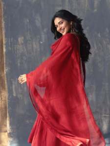 kayadu-lohar-in-Red-churidar-photos-002