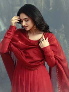 kayadu-lohar-in-Red-churidar-photos-003