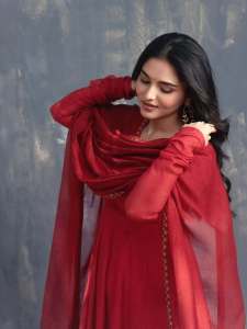 kayadu-lohar-in-Red-churidar-photos-004