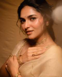 kayadu-lohar-in-elegant-lehenga-in-light-colour-for-function-pics-001