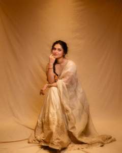 kayadu-lohar-in-elegant-lehenga-in-light-colour-for-function-pics-004