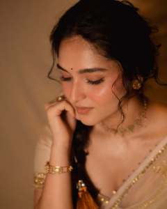 kayadu-lohar-in-elegant-lehenga-in-light-colour-for-function-pics-005