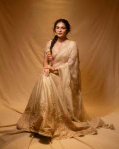 kayadu-lohar-in-elegant-lehenga-in-light-colour-for-function-pics-006