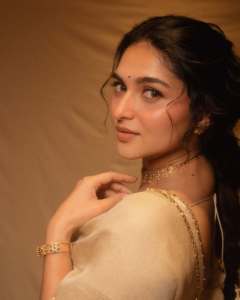 kayadu-lohar-in-elegant-lehenga-in-light-colour-for-function-pics-008