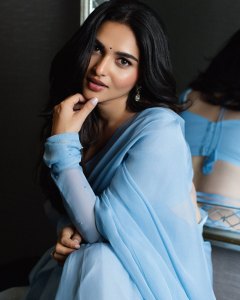 kayadu-lohar-in-light-blue-saree-with-long-sleev-blouse-ideas-photos-007