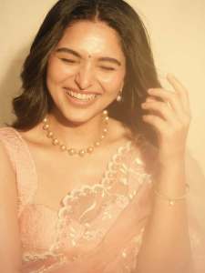 kayadu-lohar-in-pale-pink-traditional-ethnic-saree-ensemble-with-a-matching-sleeveless-blouse-and-classic-golden-toned-pearl-statement-necklace-photos-001