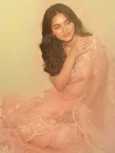 kayadu-lohar-in-pale-pink-traditional-ethnic-saree-ensemble-with-a-matching-sleeveless-blouse-and-classic-golden-toned-pearl-statement-necklace-photos-002