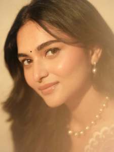 kayadu-lohar-in-pale-pink-traditional-ethnic-saree-ensemble-with-a-matching-sleeveless-blouse-and-classic-golden-toned-pearl-statement-necklace-photos-003