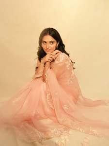kayadu-lohar-in-pale-pink-traditional-ethnic-saree-ensemble-with-a-matching-sleeveless-blouse-and-classic-golden-toned-pearl-statement-necklace-photos-005