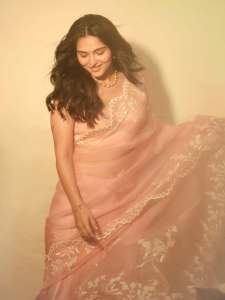 kayadu-lohar-in-pale-pink-traditional-ethnic-saree-ensemble-with-a-matching-sleeveless-blouse-and-classic-golden-toned-pearl-statement-necklace-photos-006