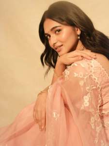 kayadu-lohar-in-pale-pink-traditional-ethnic-saree-ensemble-with-a-matching-sleeveless-blouse-and-classic-golden-toned-pearl-statement-necklace-photos-007
