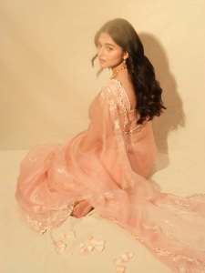 kayadu-lohar-in-pale-pink-traditional-ethnic-saree-ensemble-with-a-matching-sleeveless-blouse-and-classic-golden-toned-pearl-statement-necklace-photos-008