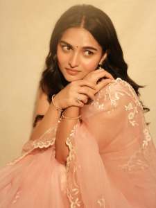 kayadu-lohar-in-pale-pink-traditional-ethnic-saree-ensemble-with-a-matching-sleeveless-blouse-and-classic-golden-toned-pearl-statement-necklace-photos
