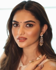 kayadu-lohar-in-party-wear-classy-look-churidar-designs-photos-001