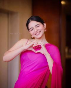 kayadu-lohar-in-pink-saree-001