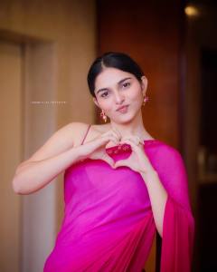 kayadu-lohar-in-pink-saree