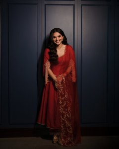kayadu-lohar-in-simple-makeup-look-with-trending-ornaments-and-dress-outfit-ideas-photos-001