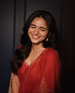 kayadu-lohar-in-simple-makeup-look-with-trending-ornaments-and-dress-outfit-ideas-photos-002