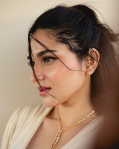 kayadu-lohar-in-simple-makeup-look-with-trending-ornaments-and-dress-outfit-ideas-photos-004