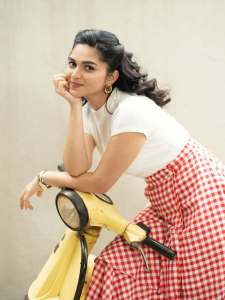 kayadu-lohar-in-simple-makeup-look-with-trending-ornaments-and-dress-outfit-ideas-photos-013