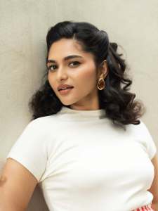 kayadu-lohar-in-simple-makeup-look-with-trending-ornaments-and-dress-outfit-ideas-photos-014