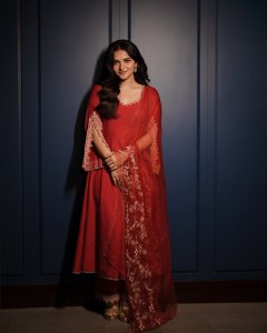 kayadu-lohar-in-simple-makeup-look-with-trending-ornaments-and-dress-outfit-ideas-photos