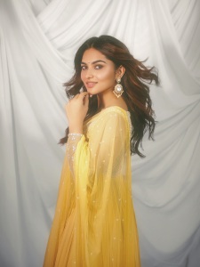 kayadu-lohar-in-yellow-anarkali-dress-photos