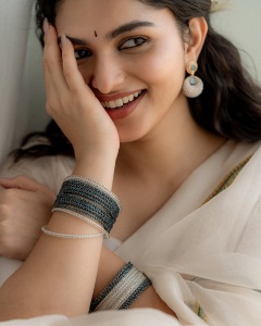 kayadu-lohar-saree-photos-003