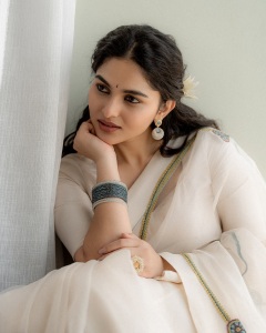 kayadu-lohar-saree-photos-005