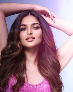kayadu-lohar-wearing-pink-Patchwork-Sleeveless-Strap-Dress-007