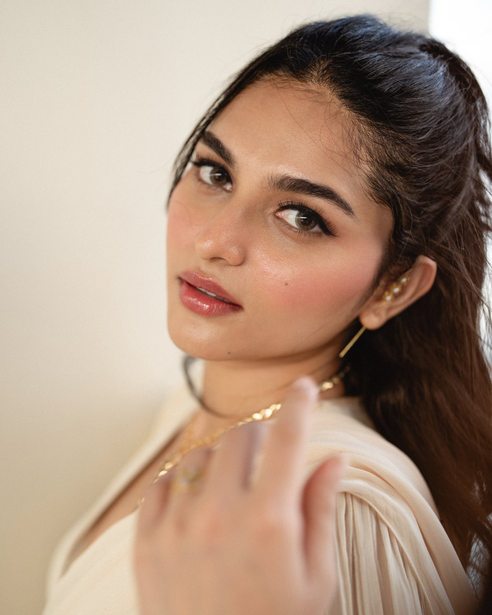 kayadu-lohar-in-simple-makeup-look-with-trending-ornaments-and-dress-outfit-ideas-photos-005