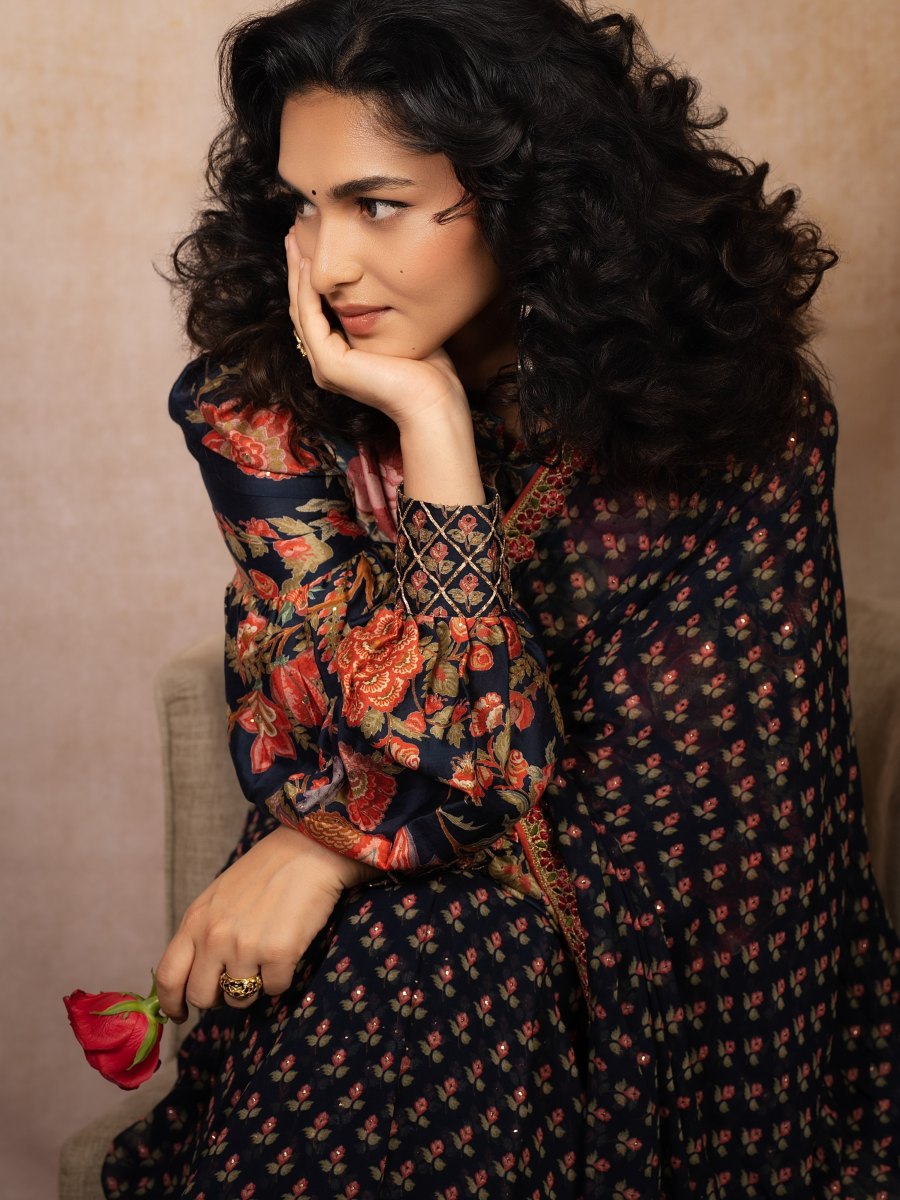 kayadu-lohar-in-simple-makeup-look-with-trending-ornaments-and-dress-outfit-ideas-photos-007