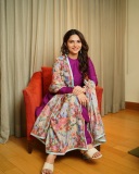 kayadu-lohar-in-violet-churidar-with-printed-shawl-photos-002