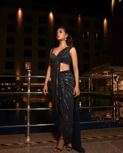1_keerthy-suresh-in-black-saree-photos-002