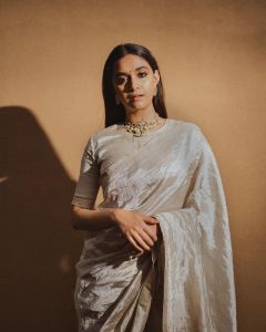 Keerthy-Suresh-in-Bright-light-metallic-linen-saree-from-kaas-collection-001