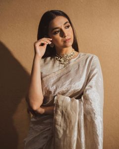 Keerthy-Suresh-in-Bright-light-metallic-linen-saree-from-kaas-collection-003
