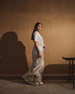 Keerthy-Suresh-in-Bright-light-metallic-linen-saree-from-kaas-collection-004