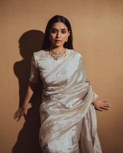 Keerthy-Suresh-in-Bright-light-metallic-linen-saree-from-kaas-collection-005