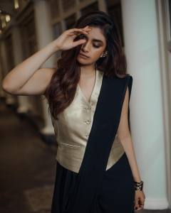 actress-keerthy-suresh-new-stylish-photo-pose-001