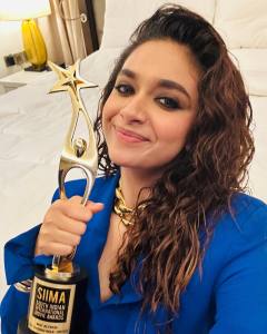 keerthi-suresh-in-blue-suit-blazer-and-pants-style-dress-photos-005