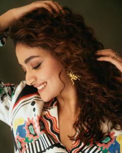 keerthi-suresh-in-fluorescent-color-dress-style-photos-001